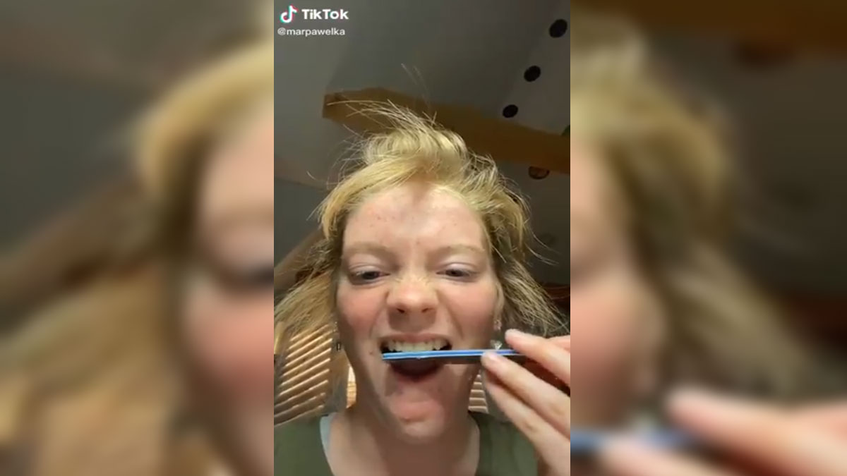 Mujer lima sus dientes
