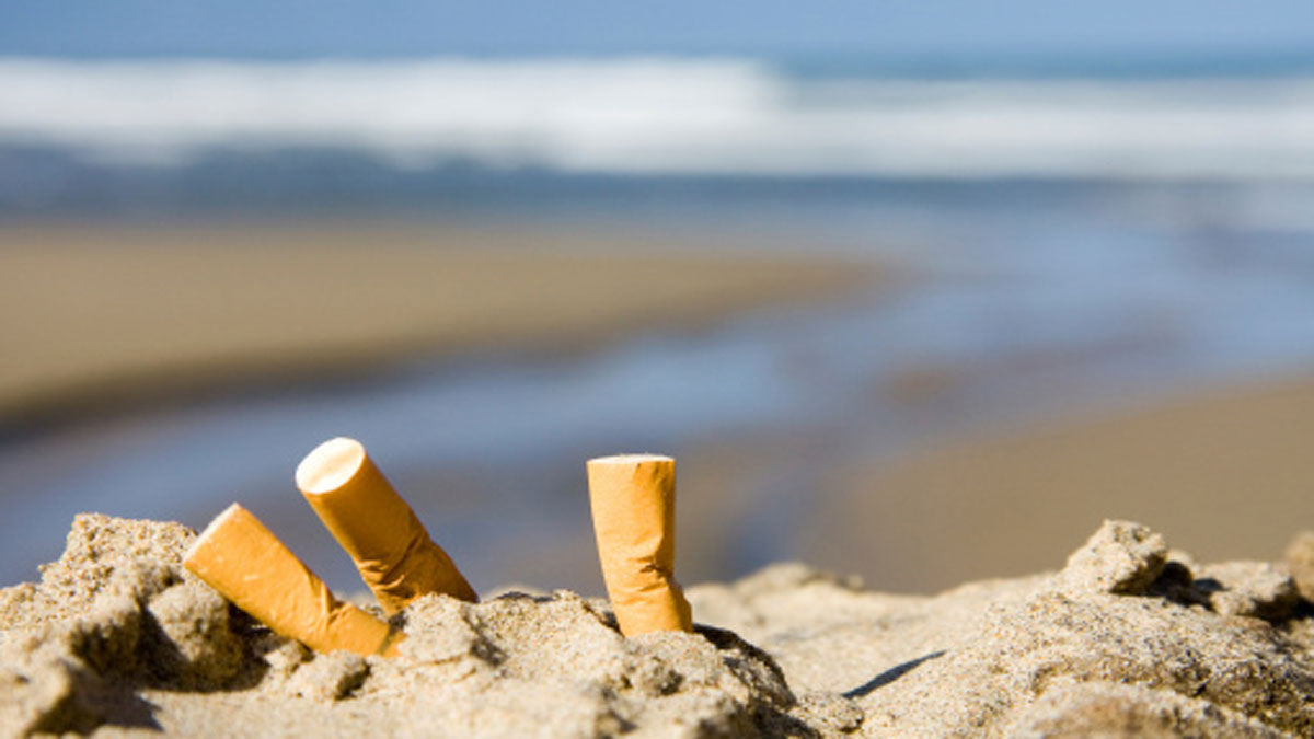 Colillas de cigarro en playa