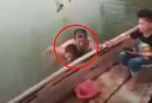 Hombre se baña con niña